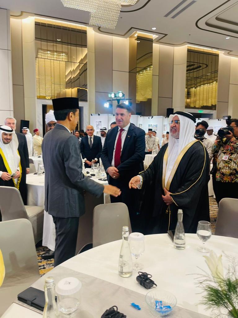 BahrainEmbIND's tweet image. شارك سعادة السفير أحمد عبدالله الهاجري في فعالية "يوم زايد للعمل الإنساني" بمسجد الشيخ زايد بمدينة سوراكارتا (سولو) بدعوة من سفارة دولة الإمارات العربية المتحدة بالتعاون مع الجامع وذلك بحضور الرئيس الاندونيسي وعدد من كبار المسئولين وأصحاب السعادة السفراء العرب المعتمدين في جاكرتا