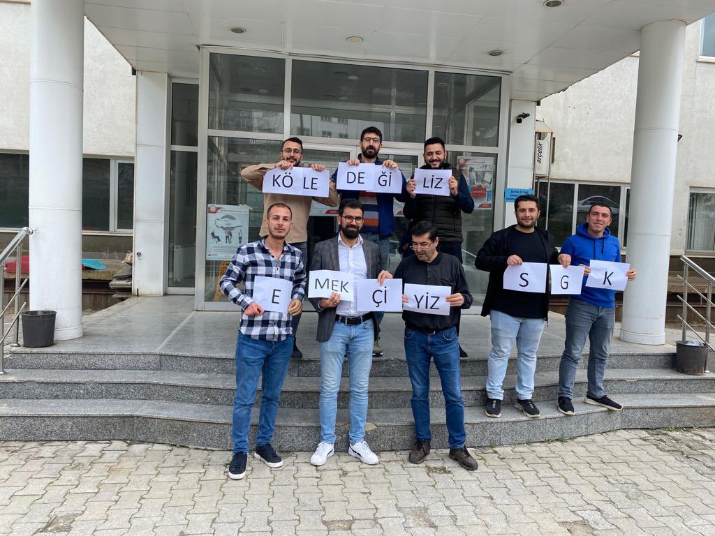 İş yoğunluğu artan, artmaya da devam eden #SGKPersoneli, düşük ücret (11.200TL) ve özlük haklarındaki adaletsizlik karşısında bezdi.

📌SGK Personeli köle değil emekçidir!

Hak taleplerinin duyulması için artık #SGKTekYürek