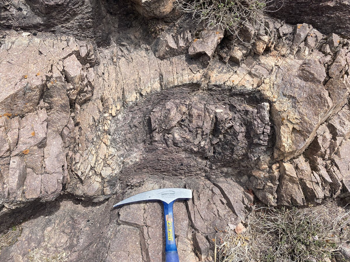 FilipTomekGeo's tweet image. What is this? #ignimbrite #rhyolite #pyroclasticflow #lavaflow #caldera #arkosesandstone #sedimentarybasin