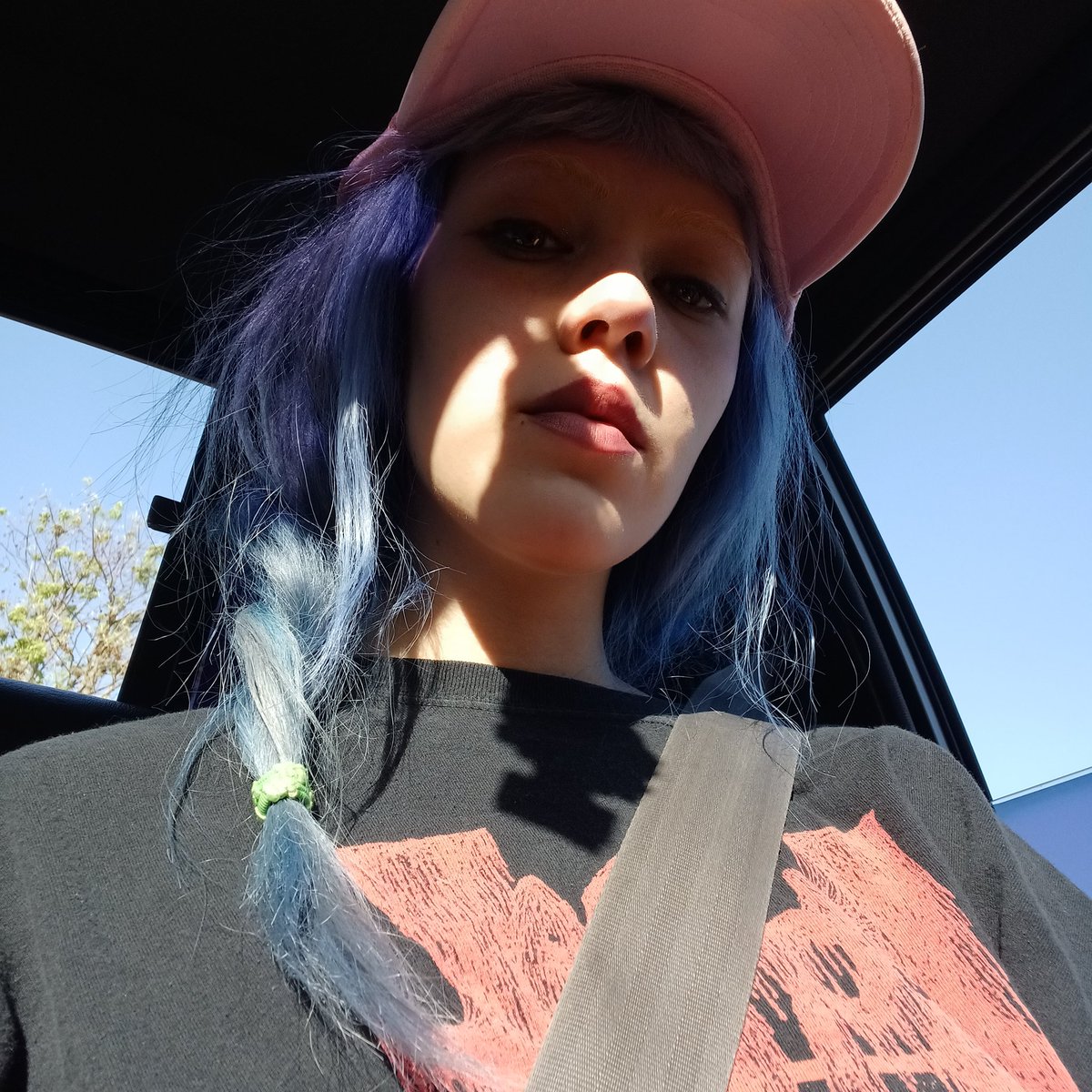 >_<