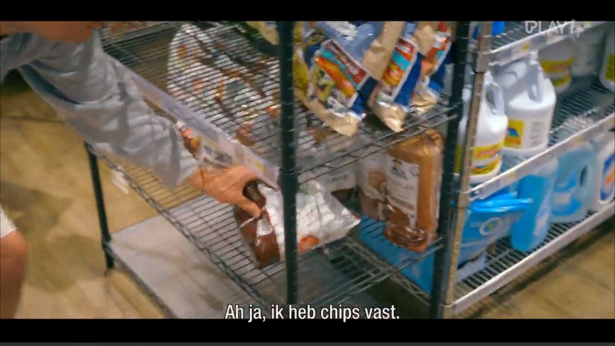 JLoeys's tweet photo. #DeMol 
Ik: "ik ga gezonder beginnen eten!
Ik 2 minuten later: https://t.co/1bsiBqD88D