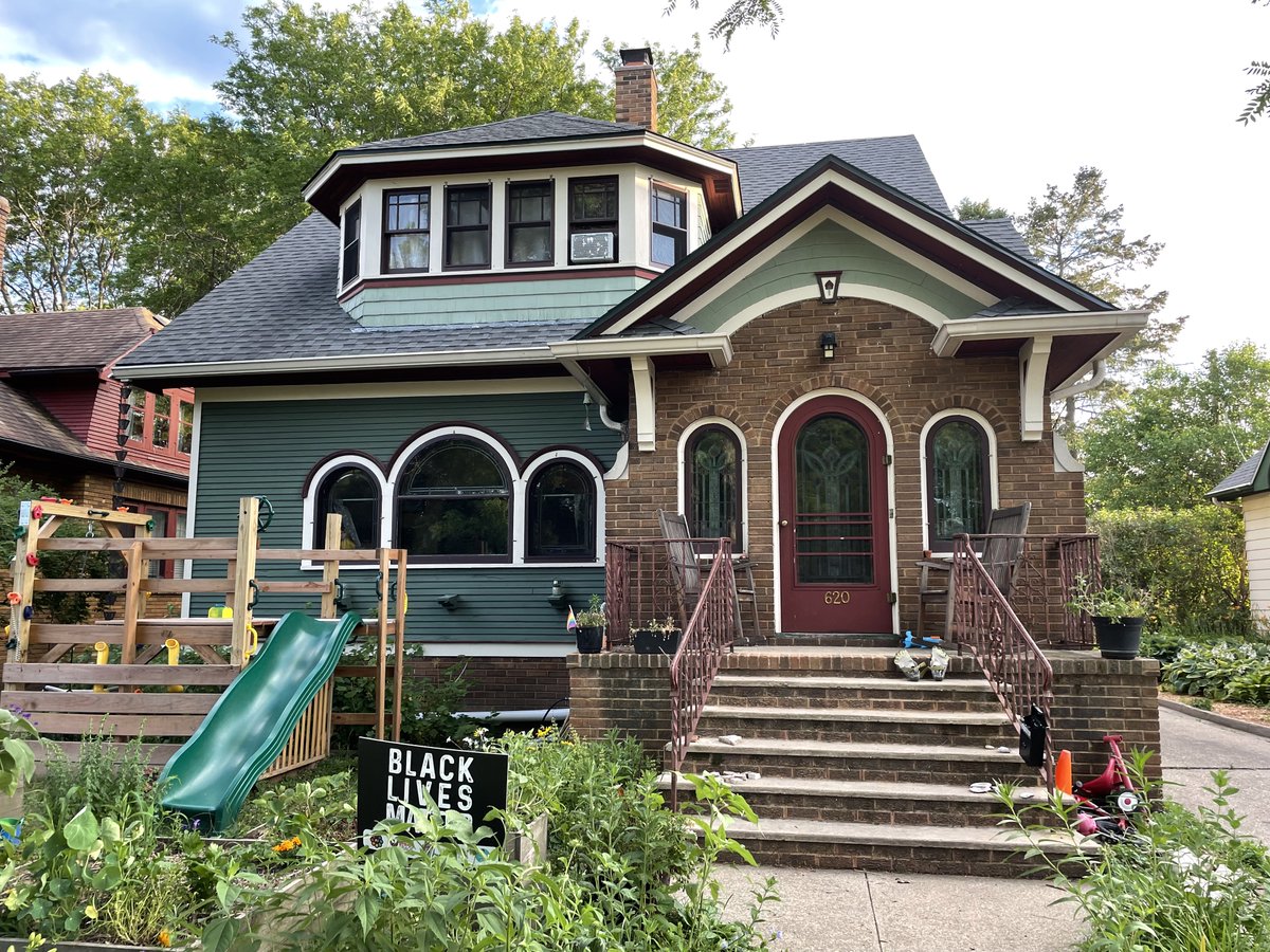 MSNpreservation's tweet photo. Are you a fan of Craftsman style? Madison Trust's last 2023 historic architecture walking tour of the Marquette Bungalow Historic District is 10AM Sat 9/2. $15 adults/$5 students/MT members free https://t.co/vpu26oMUTy https://t.co/LfQJj5sMM1