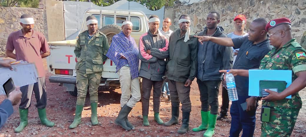 kabumba_justin's tweet photo. #RDC🇨🇩 combats entre troupes EAC-M23, l'armée #Burundaise présente des #M23 capturés , des uniformes de l'armée #rwandaise , des armes et munitions saisies lors des affrontements ce week-end sur l’axe #Kabati-#Magera en bas de Kilolirwe en territoire de #Masisi au Nord-Kivu. https://t.co/9mAKdQx6n1