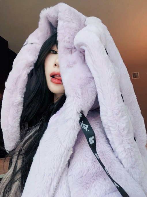 1 pic. Look at my new fluffy rabbit hoodie! ? https://t.co/KOJMtVM8M9