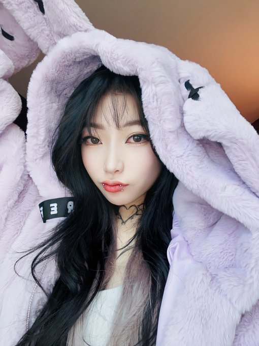 2 pic. Look at my new fluffy rabbit hoodie! ? https://t.co/KOJMtVM8M9