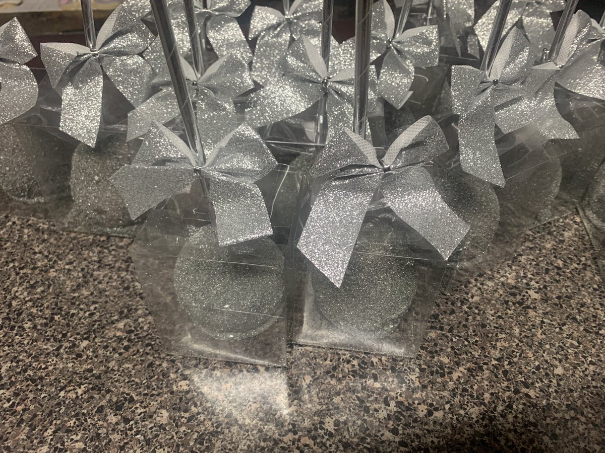 Sheeisrichnmai1's tweet image. How I spent my Saturday. I may have to start orders for the summer. #chocolatecoveredoreos #candyapple  #customcookies