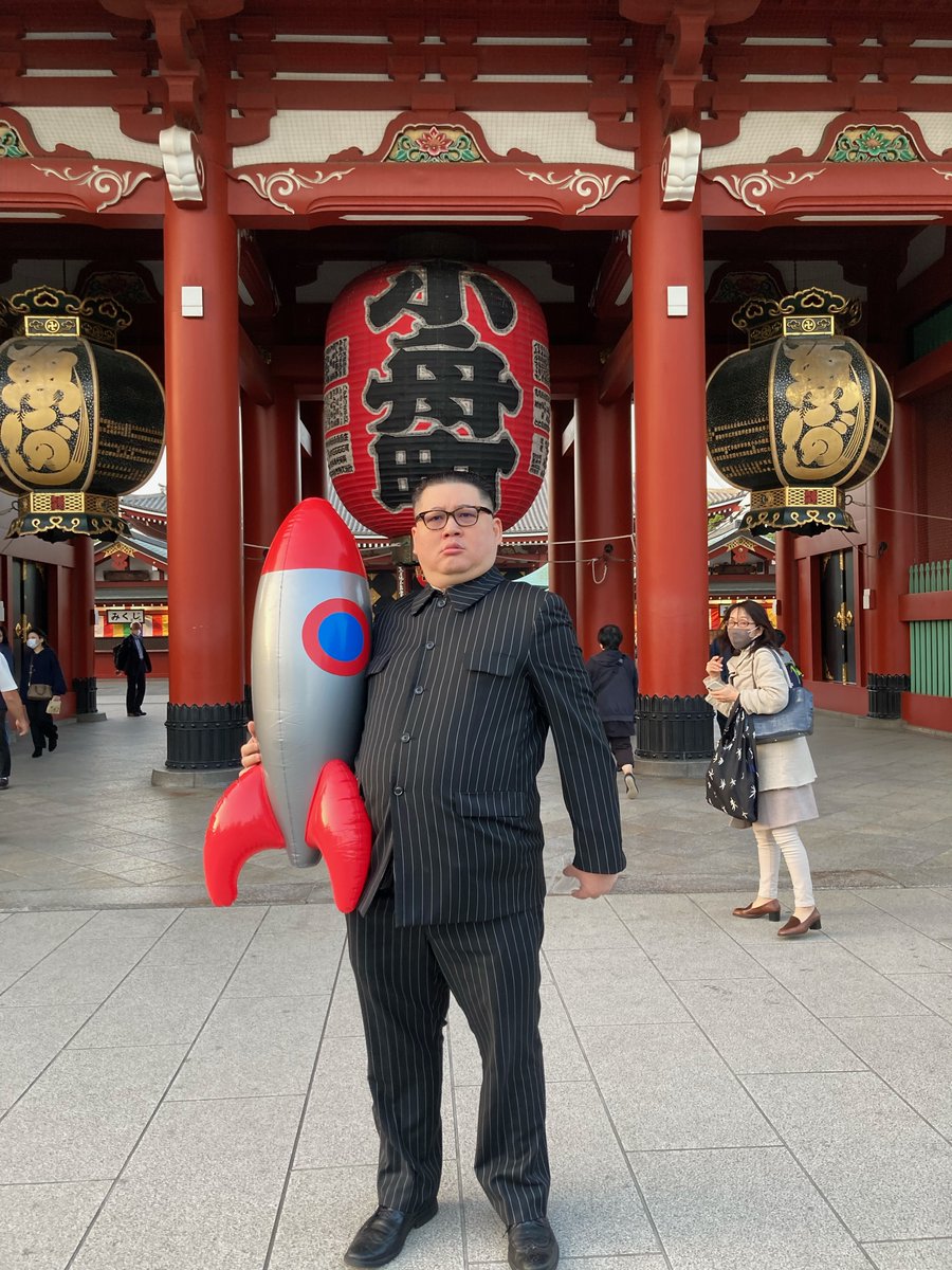 Visiting the Sensoji Temple in #Tokyo and encountered    people that were praying and begging me that I won't launch a #missile against #Japan.

#日本 #東京 #김정은 #金正恩#KimJongUn #NorthKorea #DPRK #北韓 #北朝鮮 #金仔 #金小胖#SupremeLeader #DearLeader#lookalikes #impersonator