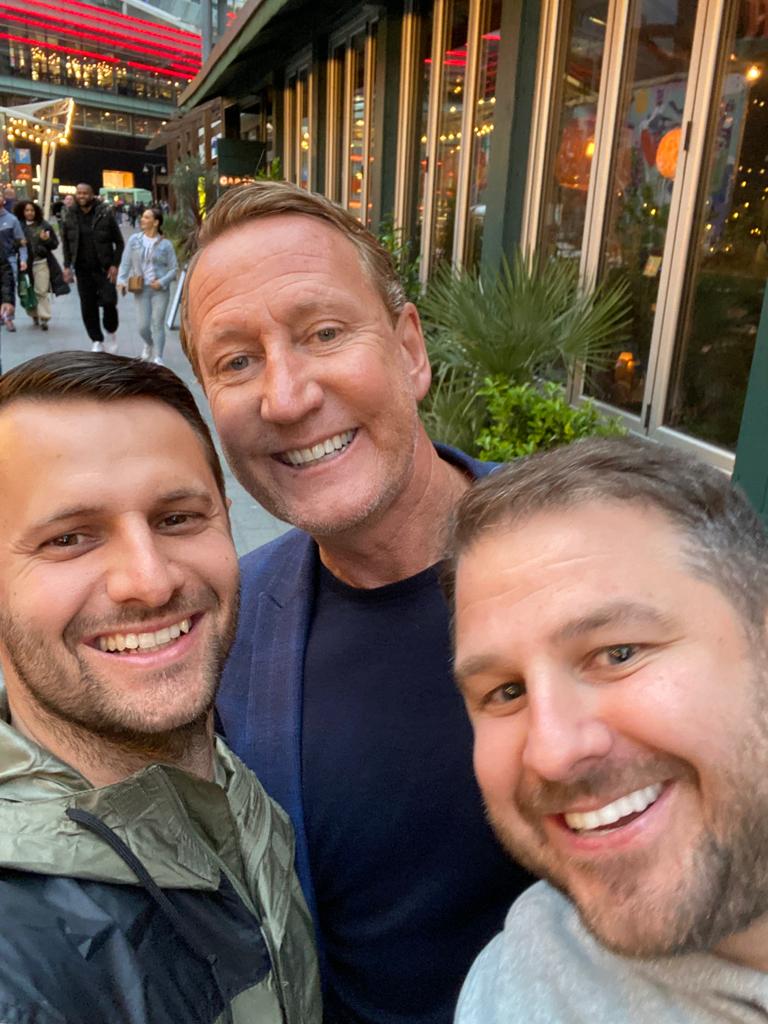 devz1's tweet image. Few mates having beer