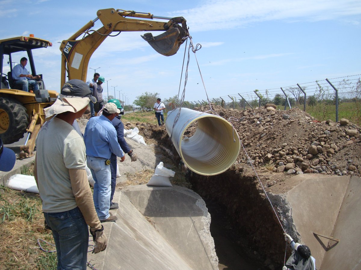 obras_desantafe's tweet photo. 🏗 La provincia adjudicó la obra del #Acueducto Tostado - Villa Minetti

👨‍👩‍👦 La obra abastecerá con agua potable a más de 15.000 habitantes de Pozo Borrado, San Bernardo y Villa Minetti.

+Info ⤵️
https://t.co/q9NrVBoH0a https://t.co/acvLBBWORm