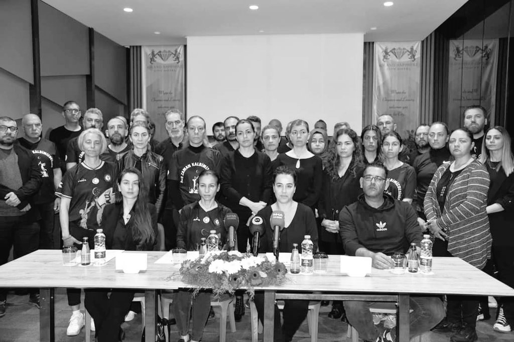 "Iı,ee" gibi doldurucu ses denilen şeylere gerek duymadan konuştu Ruşen Karakaya derneğin basın toplantısında.Gerek duymadı çünkü emindi yaşanandan,görünenden, bilinenden.Arkasında duranlardan güç aldı belki de,arkasında duranlar da bizden!
#isiasadaletnöbeti #isiasortakdavamız