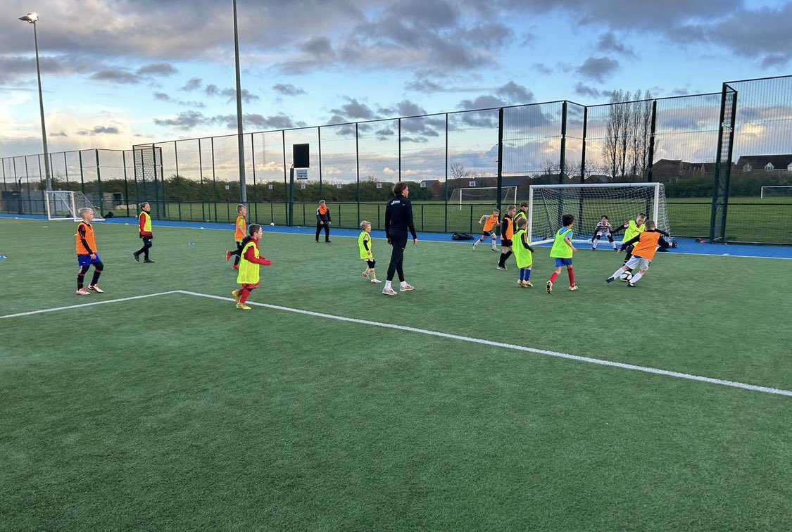 kickonacademy's tweet photo. ‼️Some 📸 from this weeks training session ‼️
Another great session on Wednesday evening from all of our outfielders and goalkeepers 😁⚽️🧤
Sign up now to our monthly programme or to individual sessions👇
https://t.co/U4UB0C1Os3 💻📱
Contact us at kickonacademy@outlook.com 📧 https://t.co/8vf6TBI8dt