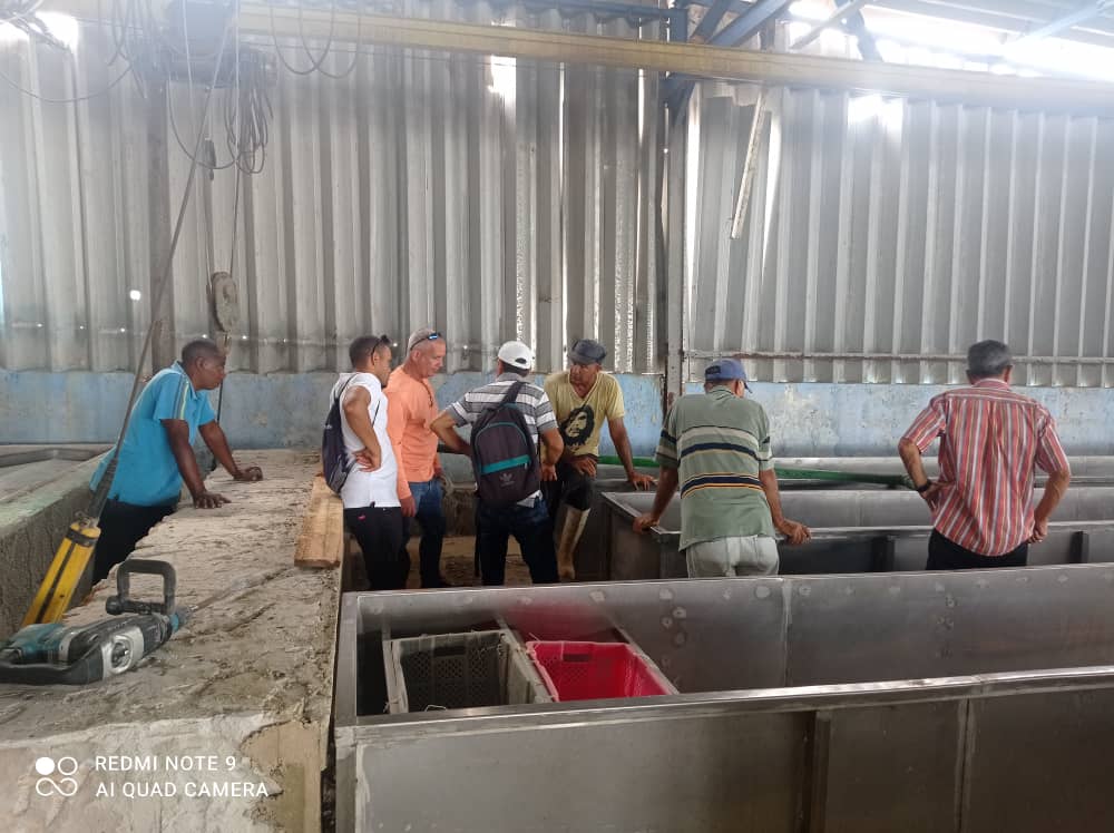 EEpicol's tweet photo. De conjunto con  la empresa CEPRONA se ejucutan acciones de mantenimiento naval e industrial en la etapa de veda de la langosta en @EEpicol  Viva el #1Mayo @GrupoPesquero @PosadaLoriga #MejorEsPosible https://t.co/G0QJjbwx2b