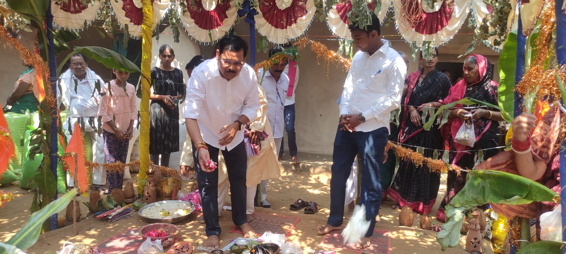 Rabinarayanpdm's tweet photo. ପାଇକମାଳ ଗ୍ରାମପଞ୍ଚାୟତର ସାଲେପାଲି ଗ୍ରାମ ହନୁମାନ ମନ୍ଦିର ପ୍ରତିଷ୍ଠା ଓ ନାମସଂକୀର୍ତ୍ତନ ଓ ମାଣ୍ଡିଆଢିପା ଗ୍ରାମପଞ୍ଚାୟତ ବଇଦପାଲି ଗ୍ରାମର ନାମସଂକୀର୍ତ୍ତନରେ ଓଡ଼ିଶା ପାଣ୍ୟାଗାର ନିଗମର ଅଧ୍ୟକ୍ଷ ମହେନ୍ଦ୍ର ବଢ଼େଇଙ୍କ ସହ ଯୋଗଦାନକରି ସମସ୍ତ ଜନସାଧାରଣଙ୍କ ମଙ୍ଗଳକାମନା ପାଇଁ ପ୍ରାର୍ଥନା।@Naveen_Odisha @bjd_odisha @pranabpdas https://t.co/OJUCgLpQOV