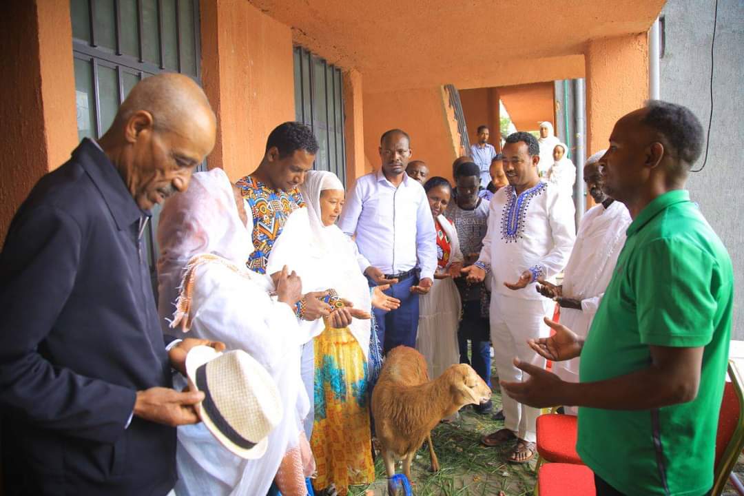 AdanechAbiebie's tweet photo. The leaders of the city administration on the occasion of Easter Holiday, according to our call to the residents, low-income and no-income citizens came and shared a meal together and spent the holiday together. 1/2 https://t.co/Ookw3i9fKq