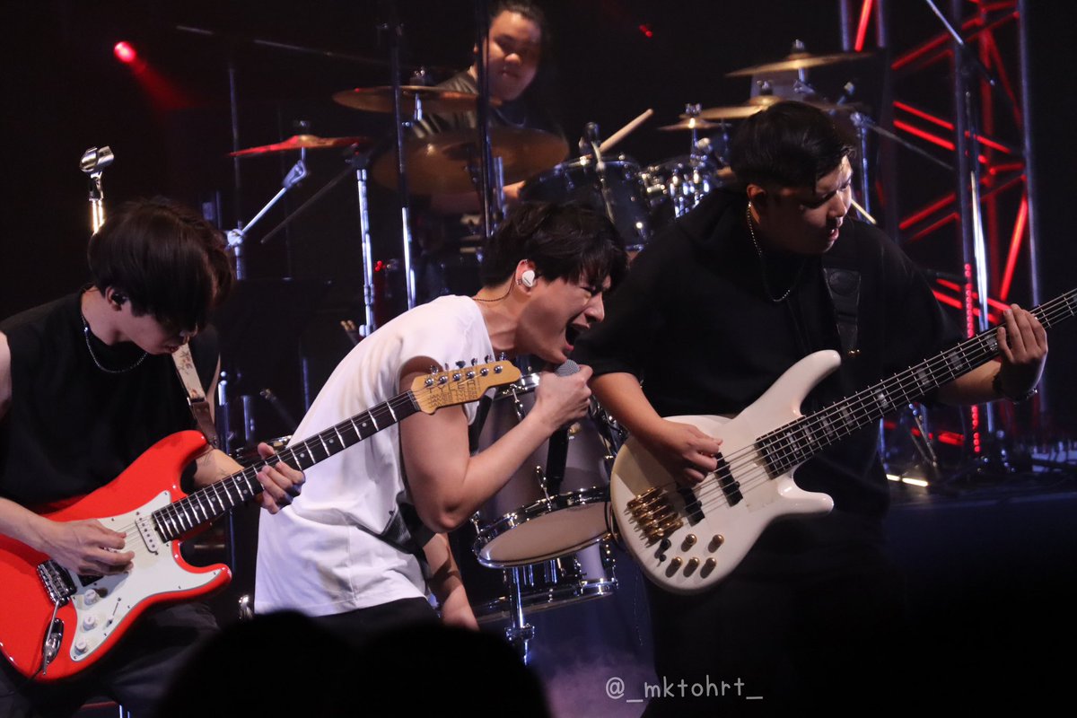 _mktohrt_'s tweet photo. バンドメンバー🎸🥁🎹と一緒にROCKで格好良いくりすくん🎤🐢💕

#KristSoloAsiaTour2023 #KristSoloAsiaTour2023inJAPAN 
#KristPerawat 
#KristsoloJP3 https://t.co/4PoJRtzwDD