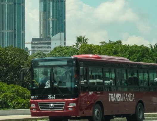 Comitemetrotuy's tweet photo. Esperamos sea solventado el impase/matraca por parte de #PoliCaracas a las unidades de #TransMiranda en #Caracas y los dejen trabajar en Paz, sino los usuarios tendremos que salir a defender este servicio que tanto ha costado lograr. @MirandaGob @HectoRodriguez @traffiCARACAS https://t.co/C1LPvMm1D4
