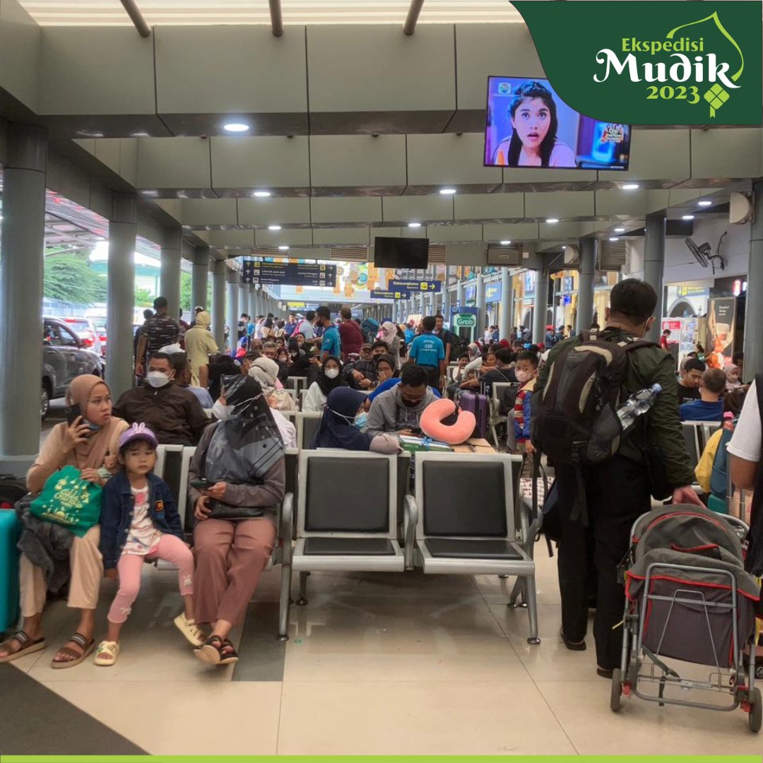 soloposdotcom's tweet photo. Tim Ekspedisi Mudik 2023 Solopos Media Group memantau terjadi kepadatan penumpang di Stasiun Gambir dan Stasiun Pasar Senen, Jakarta, Minggu (16/4/2023).

#ekspedisimudik2023 #ekspedisi #mudik #solopos #jakarta #stasiungambir #stasiunpasarsenen https://t.co/4sufrM5yux