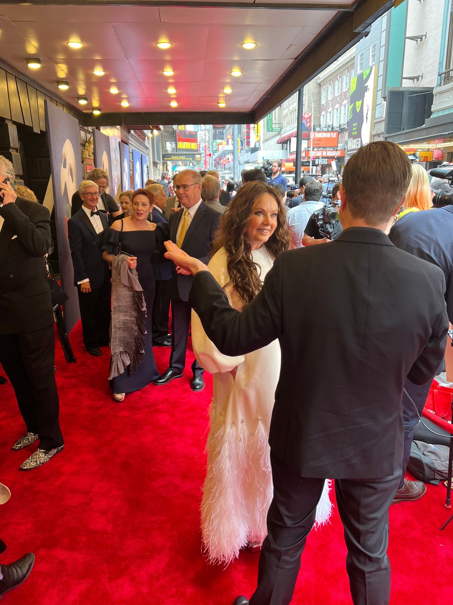 SarahBrightman's tweet photo. #ThePhantmoftheOpera entertained its final performance tonight, 35 years after it made its debut on Broadway with Sarah in the lead role as Christine Daae. Sarah walked the red carpet in front of the Majestic Theatre ahead of the finale. https://t.co/MAwASMgGQ6