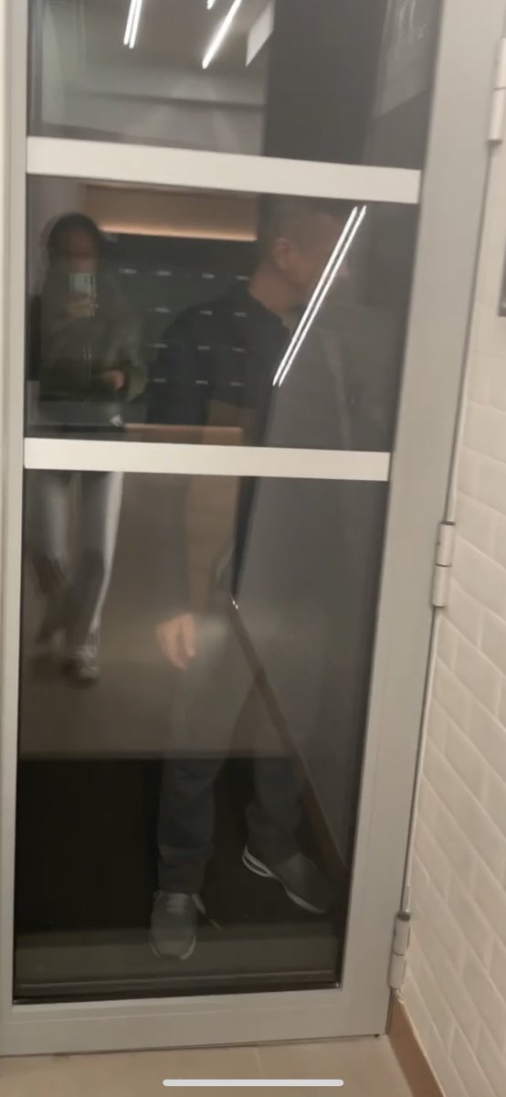 gesy210102's tweet photo. Faites vraiment attention vers le colombier y'a un malade qui traîne !!

Je sortais du métro b au colombier à rennes, il était 00h10. Et j'ai sentis qu'on me suivait et là j'ai commencé baisser le son de mon casque, marcher vite, sauf que 1/4
#rennes #colombier #MeToo #suiveur https://t.co/tkRLfpgeXn