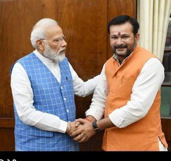 a1_samad's tweet photo. @ABPNews @aajtak @yadavakhilesh @ravishndtv @INCIndia @RahulGandhi @ShayarImran @zoo_bear  @IAMCouncil @BBCHindi क्या मोदी जी अब भी बोलेगे की ये विपक्ष ने करवाया है #अतिक_का_असली_हत्यारा_कौन #AtikAhmed https://t.co/a8xRGcPDpB