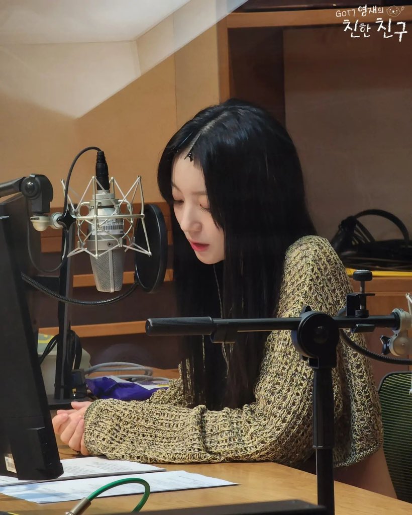 Yubin_archive's tweet photo. 230416 🦌친친🦌
#스페셜DJ
#유빈 #오마이걸

바쁜 일정에도 반갑게 달려와
친친을 포근히 끌어안아준 윱디💜

윱디가 이번주 일기에 적은
'서로 모르는 사람들이 디제이의 목소리를 통해 서로 응원해주고 다시 한 번 힘을 얻을 수 있는 계기가 되어주는 라디오만의 매력이 나는 좋다'는 말처럼 https://t.co/ZGn9p72ZDI