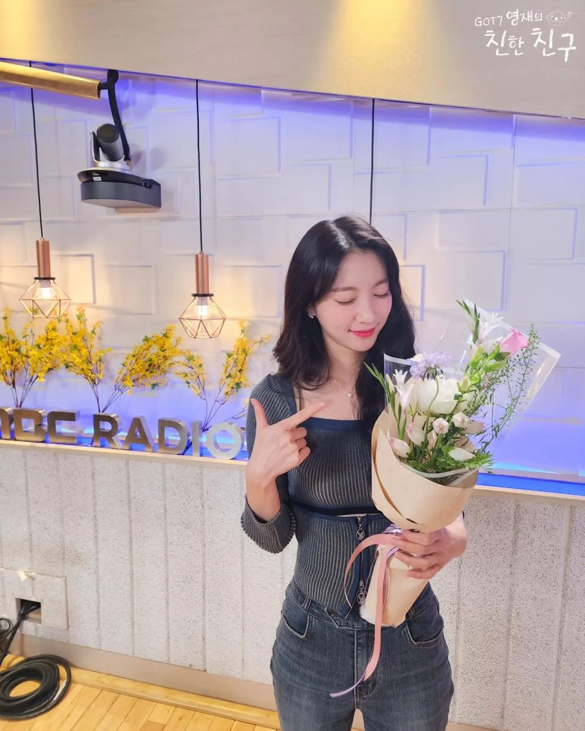 Yubin_archive's tweet photo. 230416 🦌친친🦌
#스페셜DJ
#유빈 #오마이걸

바쁜 일정에도 반갑게 달려와
친친을 포근히 끌어안아준 윱디💜

윱디가 이번주 일기에 적은
'서로 모르는 사람들이 디제이의 목소리를 통해 서로 응원해주고 다시 한 번 힘을 얻을 수 있는 계기가 되어주는 라디오만의 매력이 나는 좋다'는 말처럼 https://t.co/ZGn9p72ZDI
