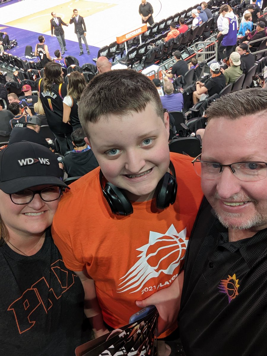 CoachStarkHomes's tweet photo. Stark family is ready for game one. Thanks to @TeamHoldNFT and @phxpaxTS for helping make the NBA so fun. #ValleyRealtor https://t.co/aEAWFeav2z