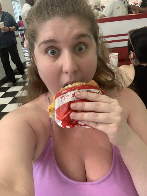 Nom nom nom 🤤 🍔 https://t.co/Kvx2SCyKLF<a href="/tag/newprofilepic"class="tags"><span>#newprofilepic</span></a>