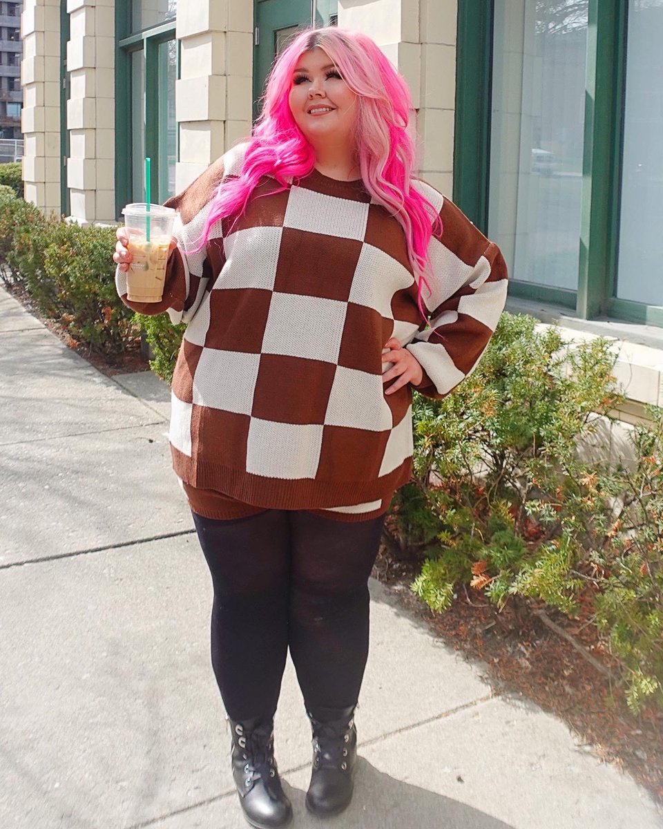 Shann_Shortcake's tweet image. Featuring my coffee so I can feel like a real influencer 😂

📸 - @ahooyalina 

Loungewear Set - @FashionNova 

—————-
#ootd #curvyfashion #psootd #fashionblogger