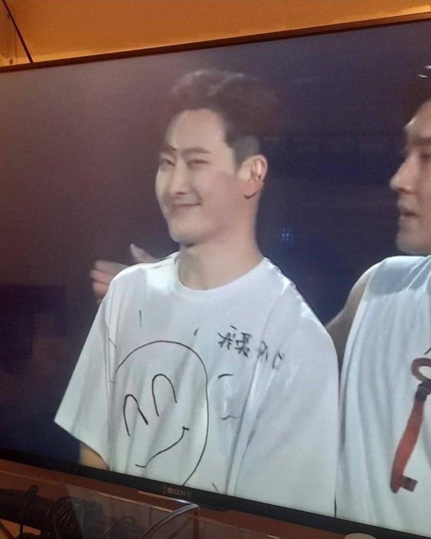 ELFLatam's tweet photo. Dearest @zhoumi_419

Thank you for holding onto the guys and to us your fans.

We're here holding onto you too. So glad that we got to listen/watched you perform on the #SS9EncoreinSeoul. You're our ray of sunshine 🌞

#WeLoveZhoumi #WeLoveSuperJunior @SJofficial https://t.co/ahKmxaX5O7
