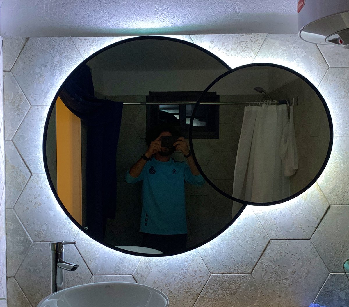 FedeVargha06's tweet photo. Mañana nos mudamos. Acabo de poner el espejo del baño y nose… pero pa mi ta soñado 🤩 https://t.co/uDL14QdJKI