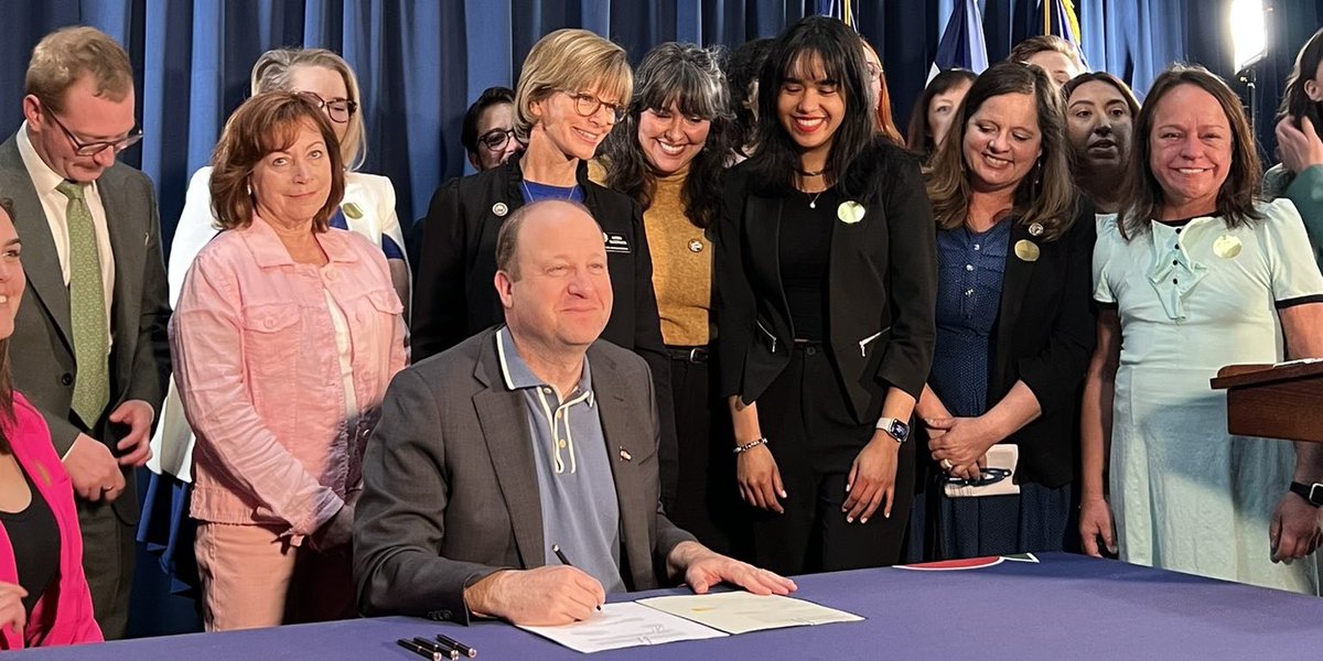 mar_imacha's tweet photo. pov: you watch me fight the urge to stand with dino arms 🦖
also pov: Colorado becomes a safe haven for people seeking abortion and gender affirming care, no more deception, fewer barriers to care #SafeAccess4CO https://t.co/w81bfolXAf