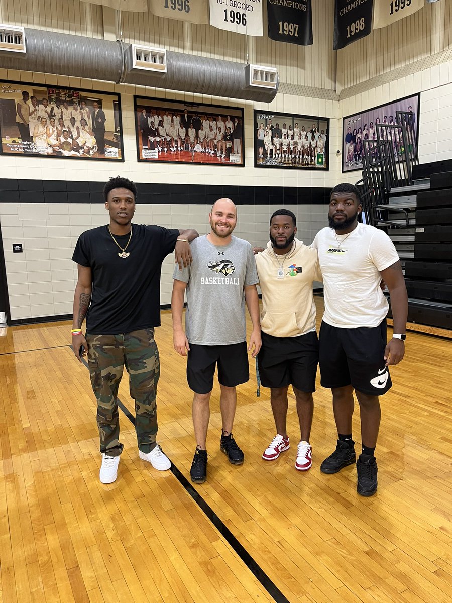 ECCCBasketball's tweet photo. It was great to have a couple Warrior Alumni stop by yesterday! @_trepink @1_Vontae https://t.co/MhB5n2lZMW