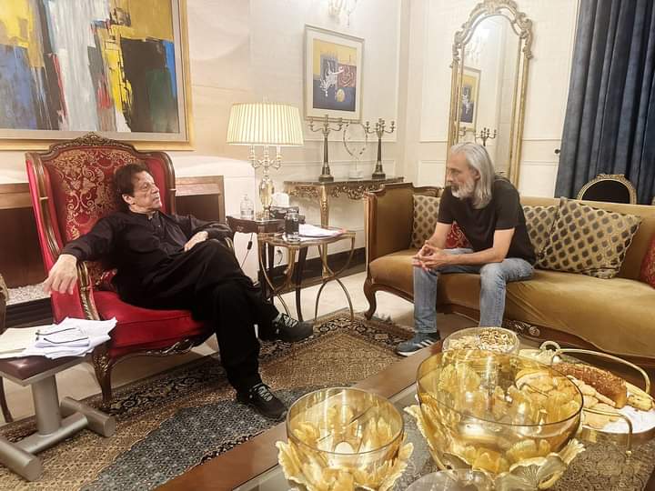 علی امین کے بھاٸی فیصل امین کی عمران خان سے ملاقات✌
ہماری جان بھی چلی جاۓ کپتان کا ساتھ نہیں چھوڑیں گے : فیصل امین

#بنے_گا_نیا_پاکستان
#ڈٹ_کے_کھڑاہےاب_کپتان
#ActiveInsafians
#WeStandwithConstitution