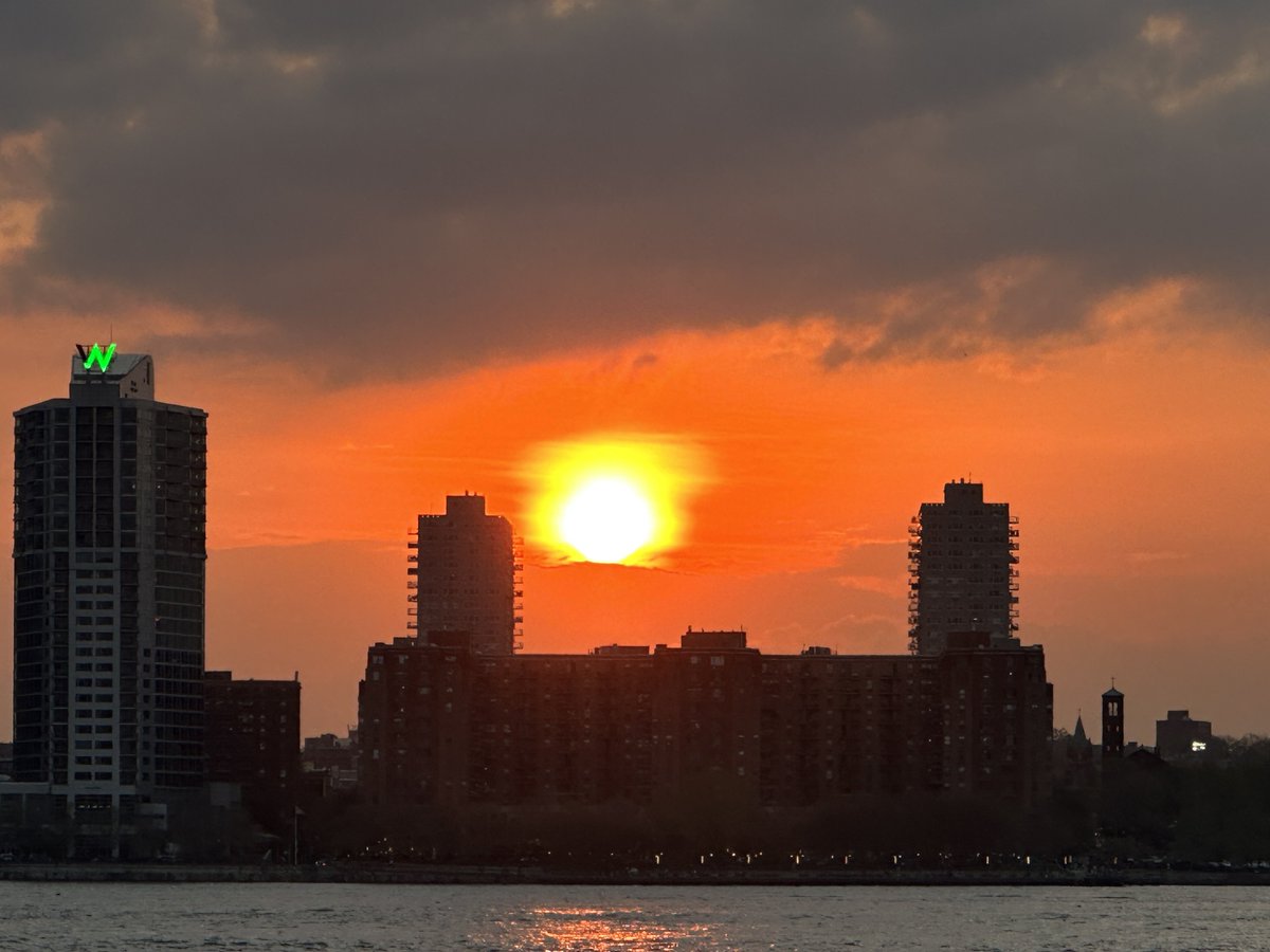 SamAntar's tweet photo. I hope you all enjoy my daffodil, tulip, sweet violet, and sunset over Hoboken, NJ photos taken from @HudsonRiverPark. Please remember to treat yourselves to some quality time, if only for a few moments, to forget about life’s troubles and challenges. Breathe in the air, enjoy the moment, and observe the beauty around you. Have a blessed evening.