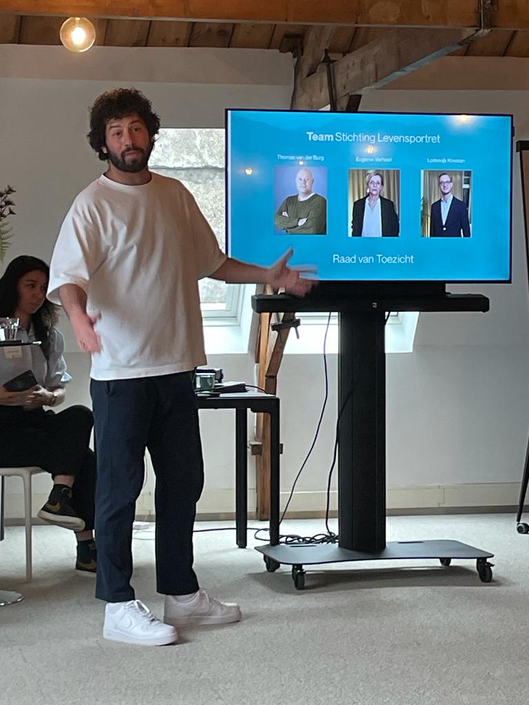 Terug van de bijeenkomst voor vrijwilligers van Stichting Levensportret. Het was een zeer inspirerende bijeenkomst waarin we uitgebreid spraken over hoe je een goed gesprek kunt voeren met de mensen die geportretteerd willen worden. Meer weten? stichtinglevensportret.nl