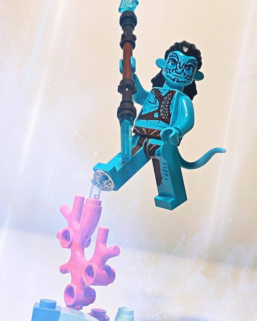geoffcockwill's tweet photo. The little clear bricks which help give the effect of floating or flying on Lego sets are pretty cool aren’t they? Here’s Tonowari floating above some coral on Pandora! #lego #avatar #avatarthewayofwater #legoavatar #tonowari https://t.co/uv26bqg0mB https://t.co/nBBVQj7v4h