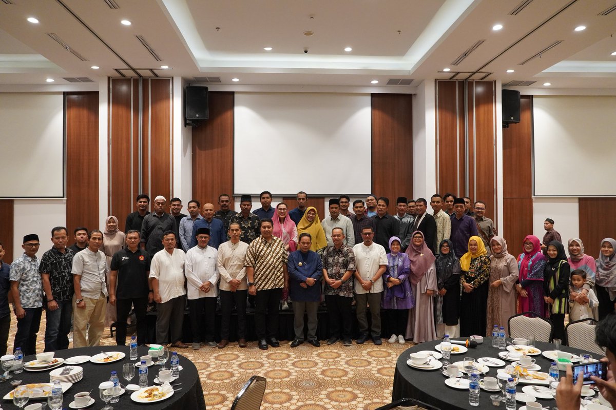 doktornurdin's tweet photo. Berbuka bersama CRU Aceh. Dan praktisi Gajah Sumatera https://t.co/4u973dhZNs