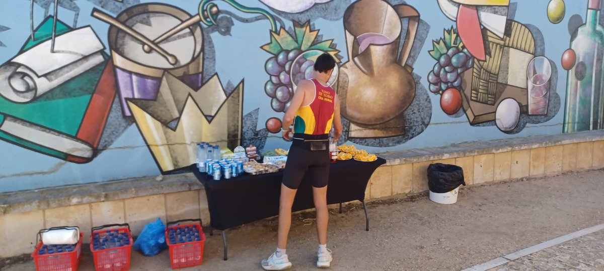 turismucientes's tweet photo. Hoy se ha celebrado la I @maratonclarete que ha pasado por nuestra localidad donde el punto de avituallamiento y parada ha sido a las puertas de la @bodegaaulamuz
Gracias a los voluntarios que han participado para que esté evento haya sido posible. https://t.co/2Qg91nwyCt