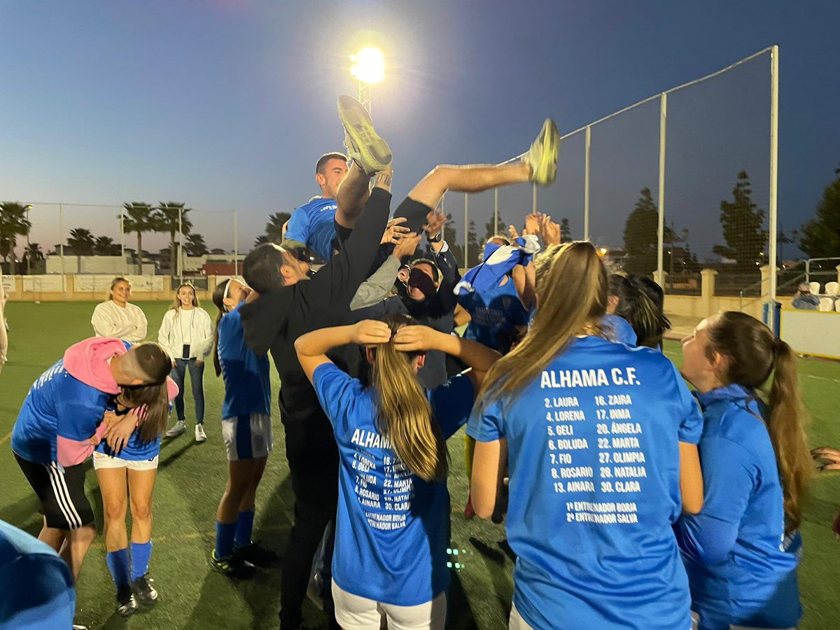 AlhamaElPozo's tweet photo. 𝗖𝗔𝗠𝗣𝗘𝗢𝗡𝗔𝗦 𝗗𝗘 𝗟𝗜𝗚𝗔 𝗬 𝗔𝗦𝗖𝗘𝗡𝗦𝗢 🏆

🔝Nuestro Filial se acaba de proclamar campeón de Autonómica Preferente Femenina y ha conseguido el ascenso a Primera Nacional tras vencer 1-2 al CFF Los Alcázares.

⚽️Los goles azulones los anotaron Clara y Zaira. https://t.co/c3NDj1B9L5