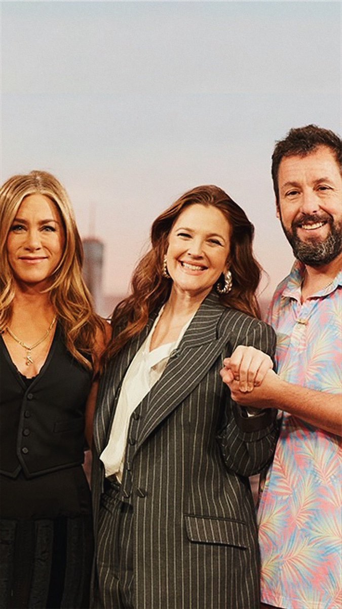 aniston_br's tweet photo. Still de Jennifer Aniston e Adam Sandler com Drew Barrymore no Drew Barrymore Show em Nova York que foi ao ar em 27 de março de 2023 na Segunda-feira, para promover Murder Mystery 2 🤍 https://t.co/07TBdSRPUL