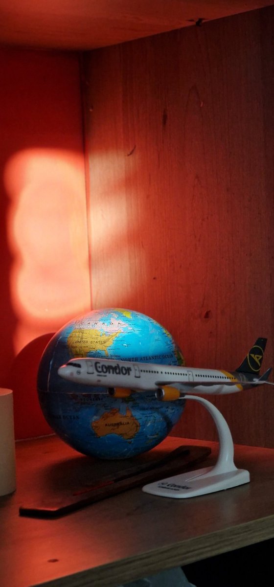 yitikocuba's tweet photo. @Condor... esta foto la tomé en mi casa en la esquina de un mueble me gustó tanto ahi se las dejo .....fue pura casualidad entrando el sol por la ventana.....así es el mueble .... https://t.co/PHttn2Er4d