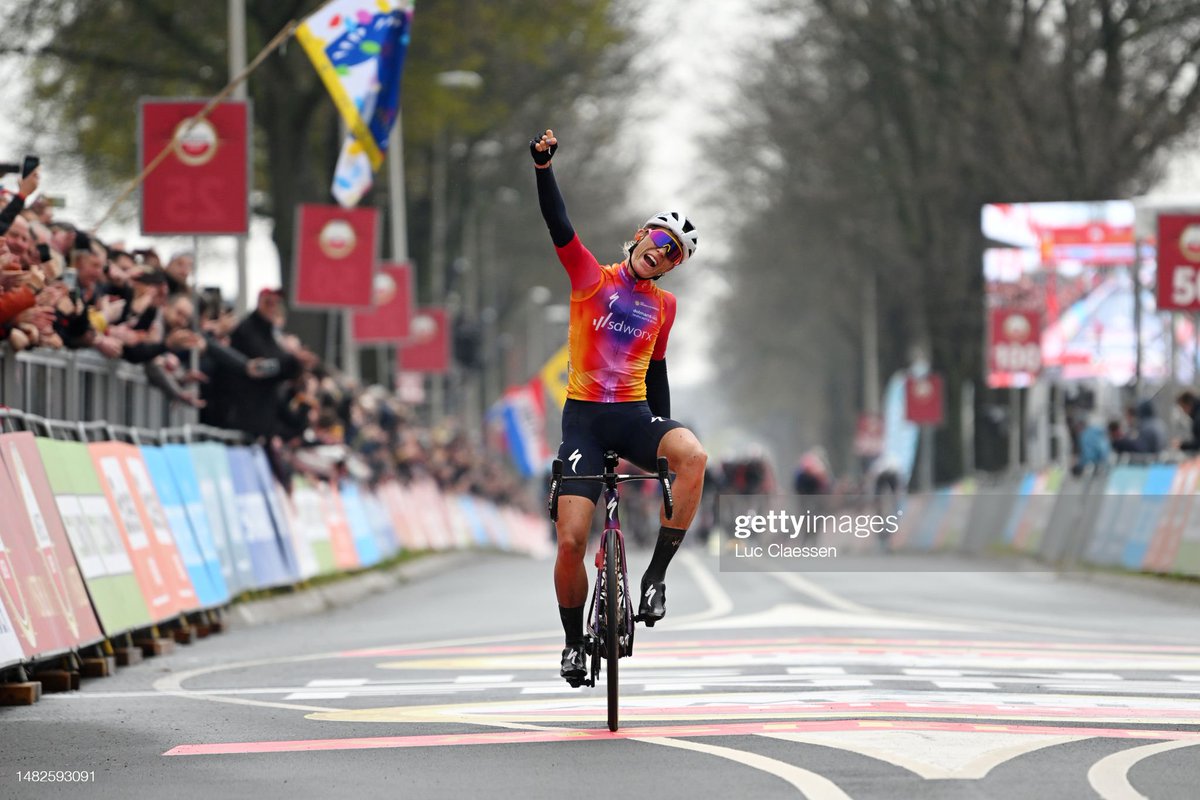 GettySport's tweet photo. .@demivollering of The Netherlands and @teamsdworx wins the 9th Amstel Gold Race Ladies Edition and celebrates with boyfriend Jan de Voogd in Valkenburg, Netherlands
📷: @ispaphoto https://t.co/NgAlVPIkRe