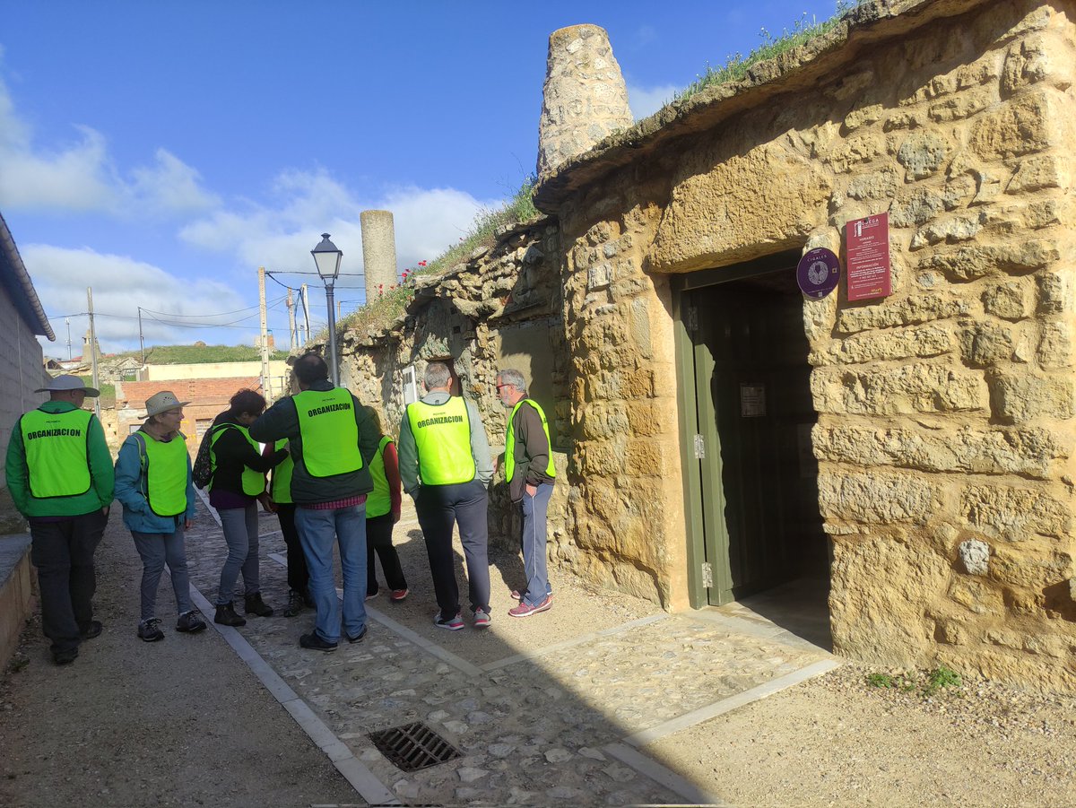 bodegaaulamuz's tweet photo. Hoy se ha celebrado la I @maratonclarete que ha pasado por Mucientes y recorrido parte del barrio de bodegas donde el punto de avituallamiento y parada ha sido a las puertas de nuestra aula.
Gracias a los voluntarios que han participado para que esté evento haya sido posible. https://t.co/bDZJF9Lj7J