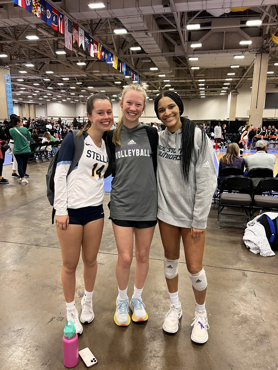 💜 These girls all repping Fulshear VB in Dallas!