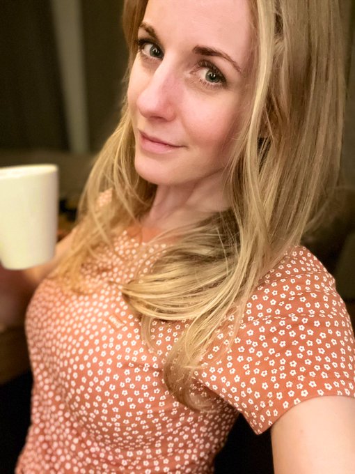 I will be online in one hour! Just need to wear a better and wilder outfit 😉 https://t.co/vrOMP1sm89<a href="/tag/mvsales"class="tags"><span>#mvsales</span></a>