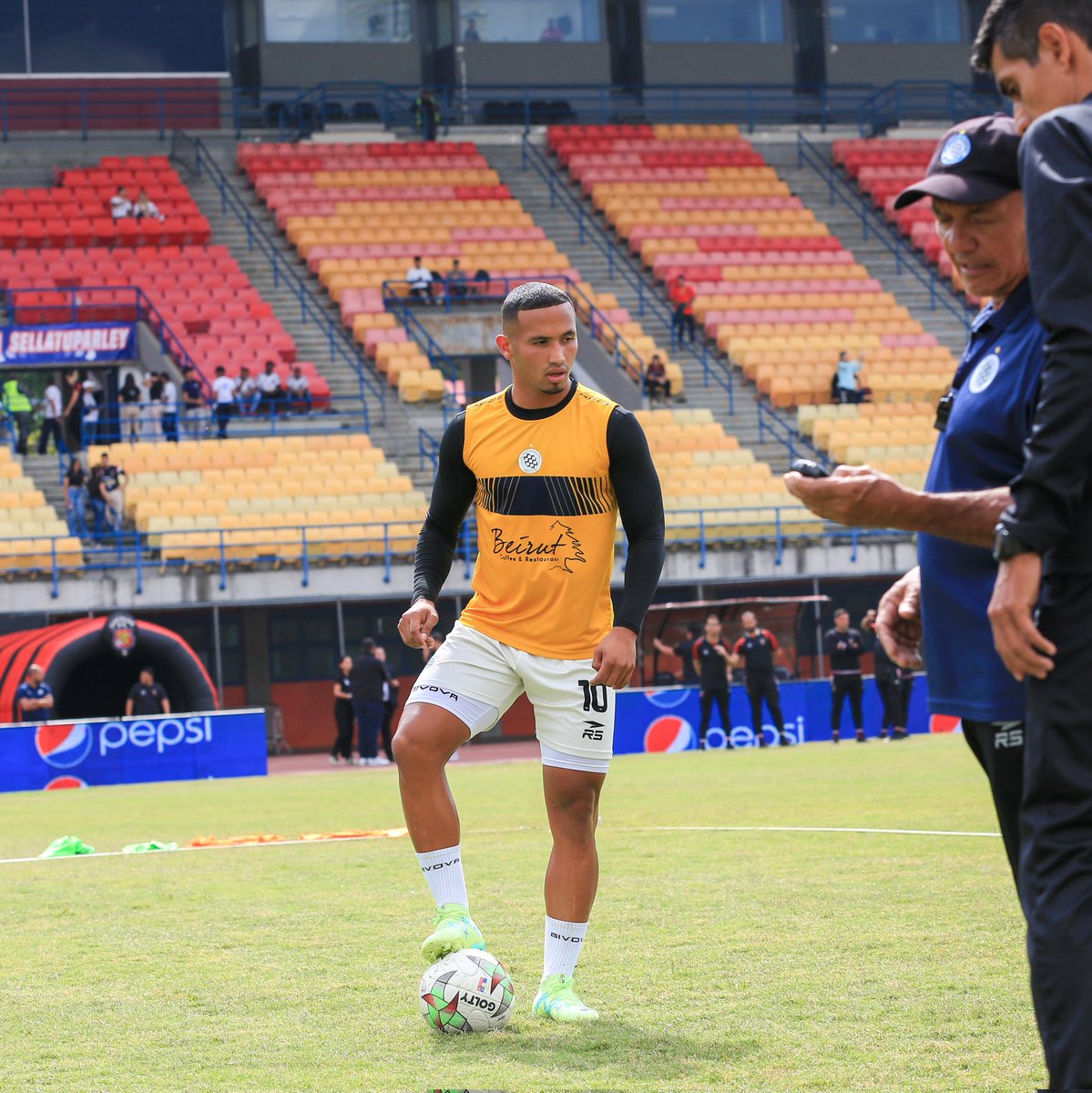 MinerosGuayana's tweet photo. ยกCalienta el equipo guayanรฉs! ๐ช
Listos para el pitazo inicial โ๏ธ
#CFCvsMDG
#VamosMineros โซ๐ต https://t.co/CH0nlPltaZ