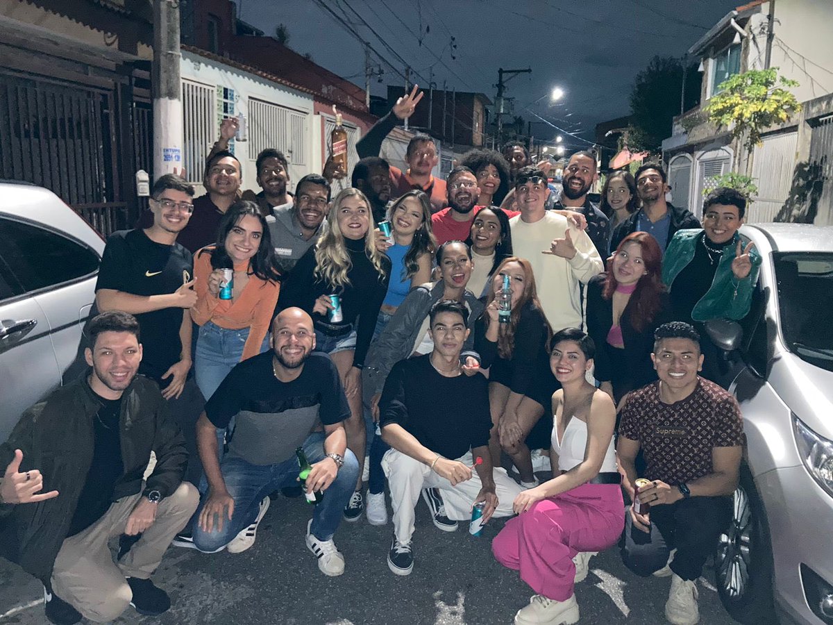 RaphaelOwl's tweet photo. A galera do avião! ❤️ https://t.co/z8LAFnUFom