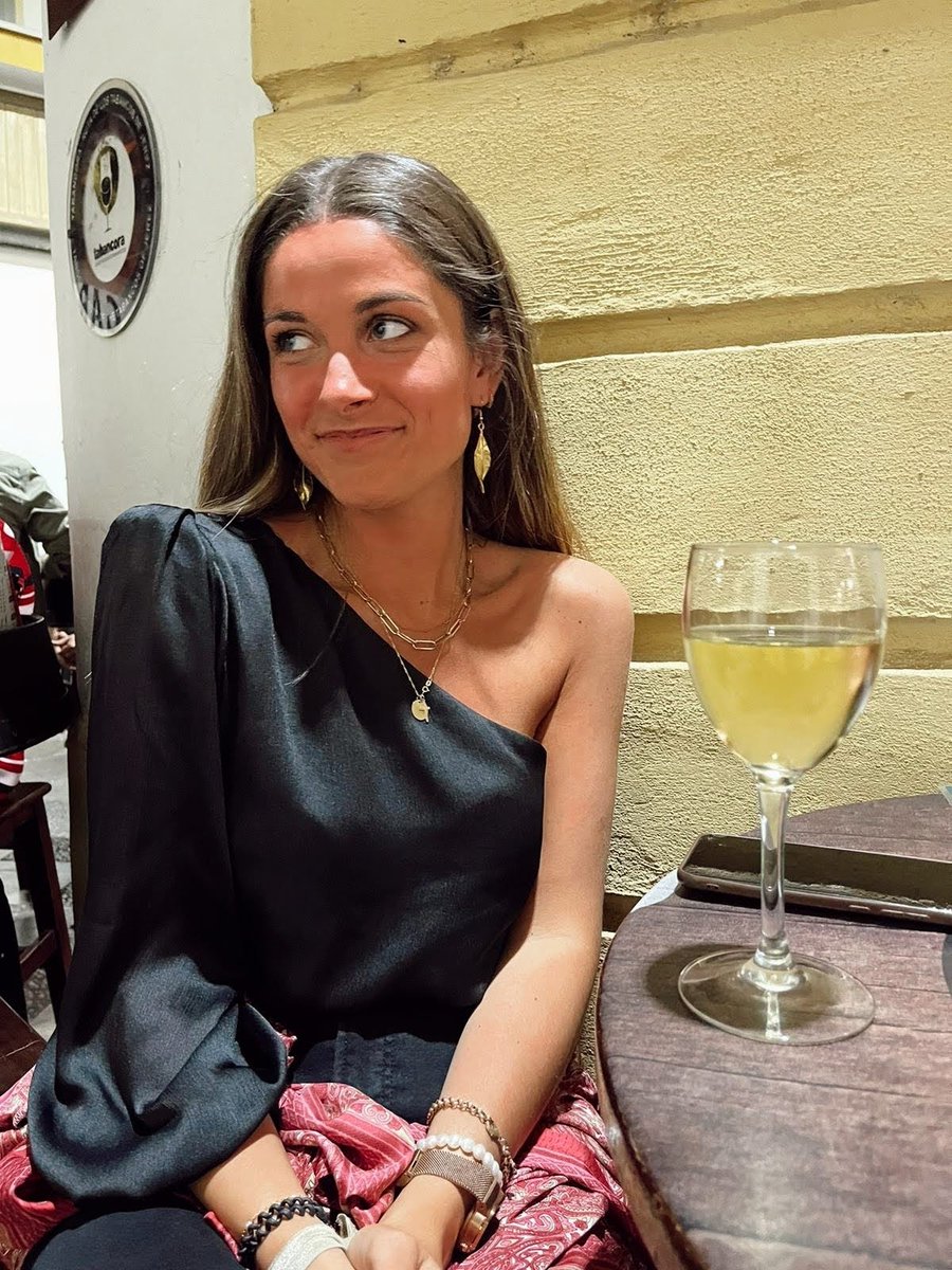 mariaborne's tweet photo. A diferencia de lo que pueda parecer el contenido de la copa, es vino🍷 https://t.co/23YwavCdyu