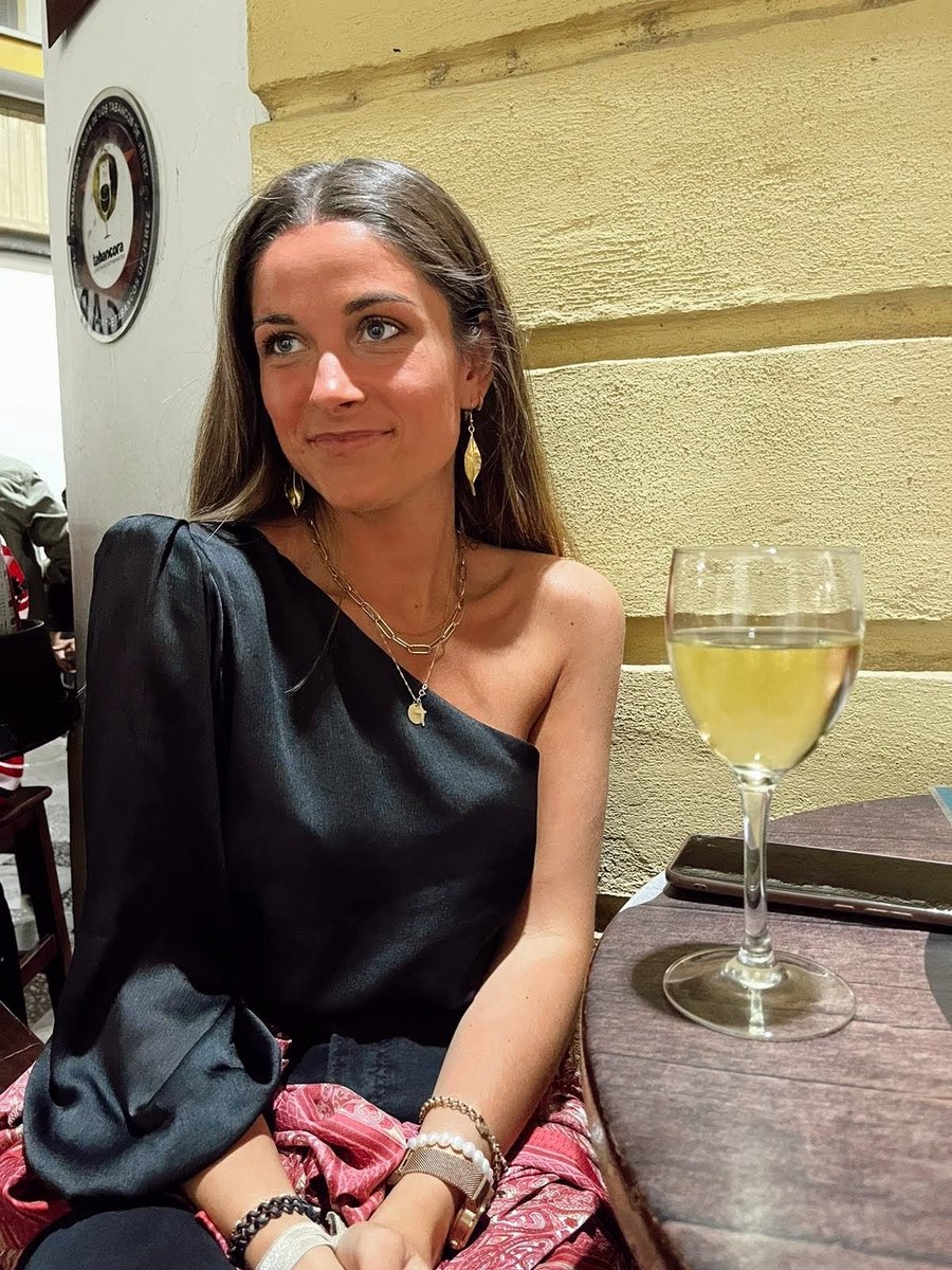 mariaborne's tweet photo. A diferencia de lo que pueda parecer el contenido de la copa, es vino🍷 https://t.co/23YwavCdyu